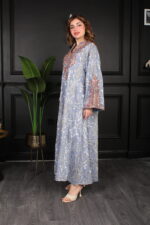 ⁦جلابية سماوي بتطريز دقات ملونة من الأمام و قماش لفتة⁩ - الصورة ⁦9⁩