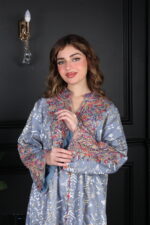 ⁦جلابية سماوي بتطريز دقات ملونة من الأمام و قماش لفتة⁩ - الصورة ⁦6⁩