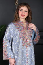 ⁦جلابية سماوي بتطريز دقات ملونة من الأمام و قماش لفتة⁩ - الصورة ⁦5⁩