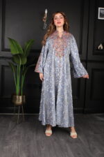 ⁦جلابية سماوي بتطريز دقات ملونة من الأمام و قماش لفتة⁩ - الصورة ⁦2⁩