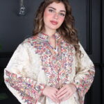 جلابية بيج بتطريز دقات ملونة من الأمام و قماش لفتة