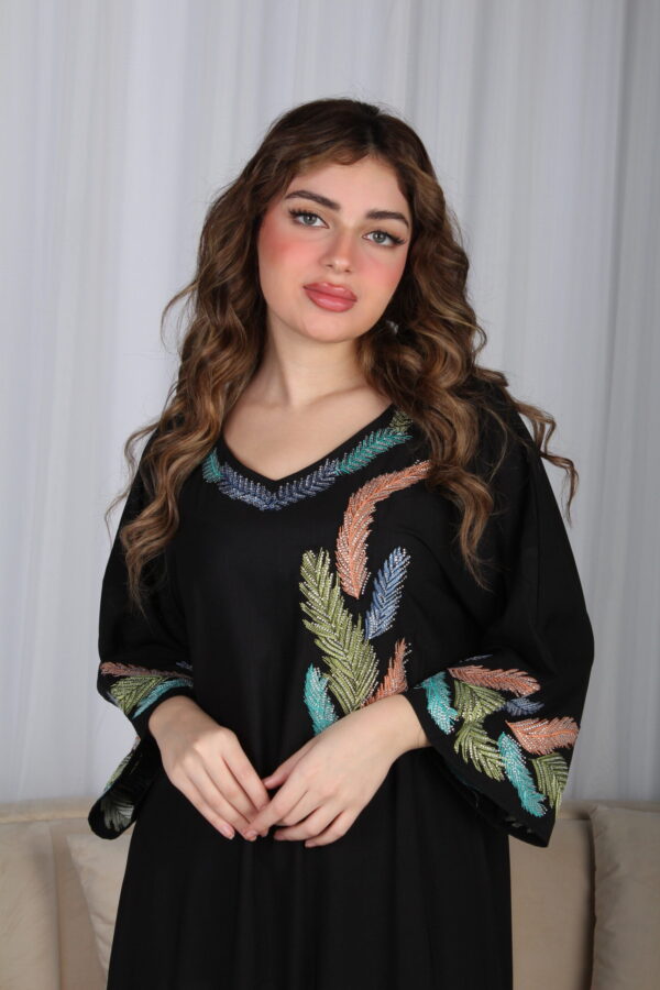 ⁦جلابية اسود مرسومه باوراق شجرة بالوان و مفصصة⁩ - الصورة ⁦5⁩