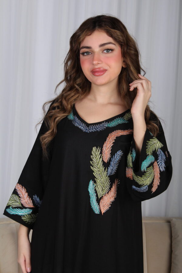 ⁦جلابية اسود مرسومه باوراق شجرة بالوان و مفصصة⁩ - الصورة ⁦4⁩