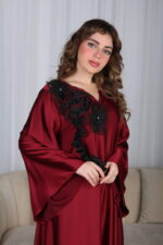 ⁦جلابية مخاوير عنابي مطرزة بوردة فخمة وأنيقة⁩ - الصورة ⁦4⁩