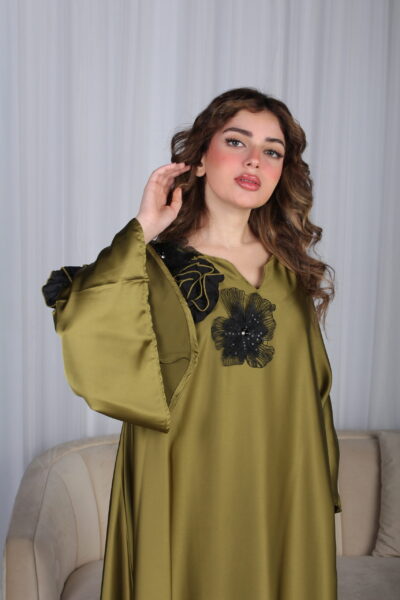 ⁦جلابية مخاوير زيتي مطرزة بوردة فخمة وأنيقة⁩ - الصورة ⁦11⁩