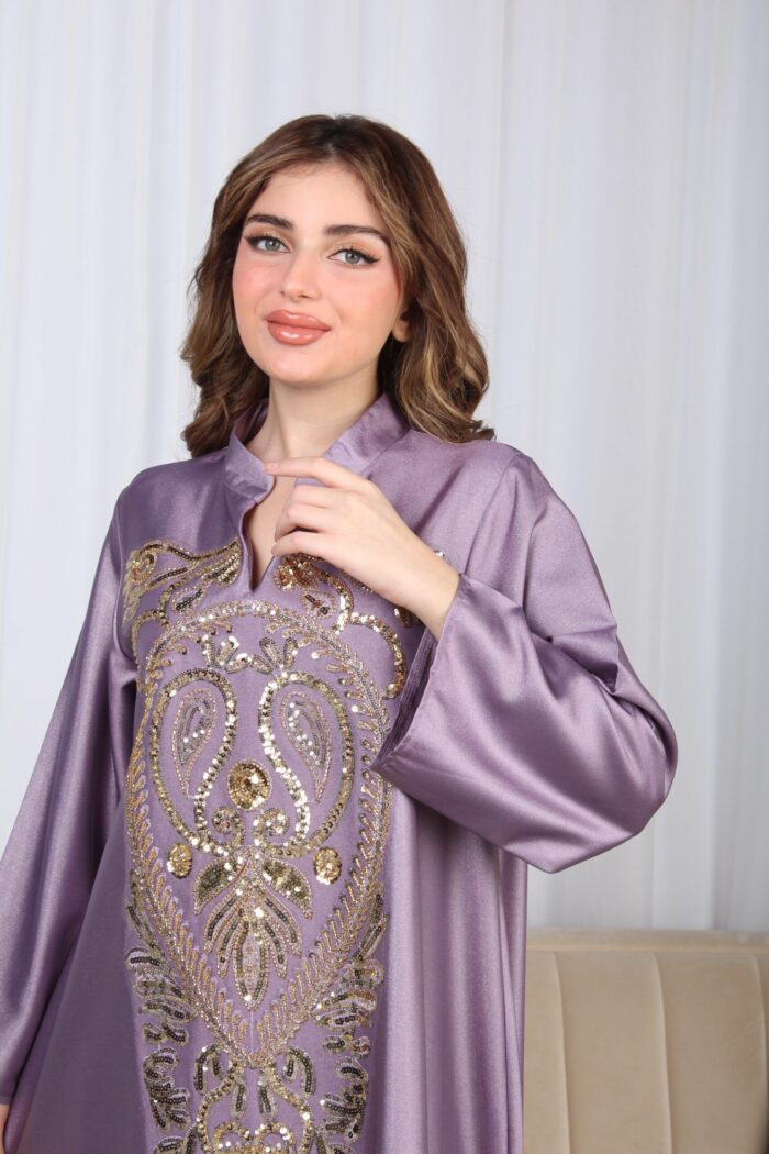 ⁦جلابية موف وترتر ذهبي خليجيه بياقة و شك⁩ - الصورة ⁦6⁩