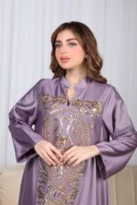⁦جلابية موف وترتر ذهبي خليجيه بياقة و شك⁩ - الصورة ⁦2⁩