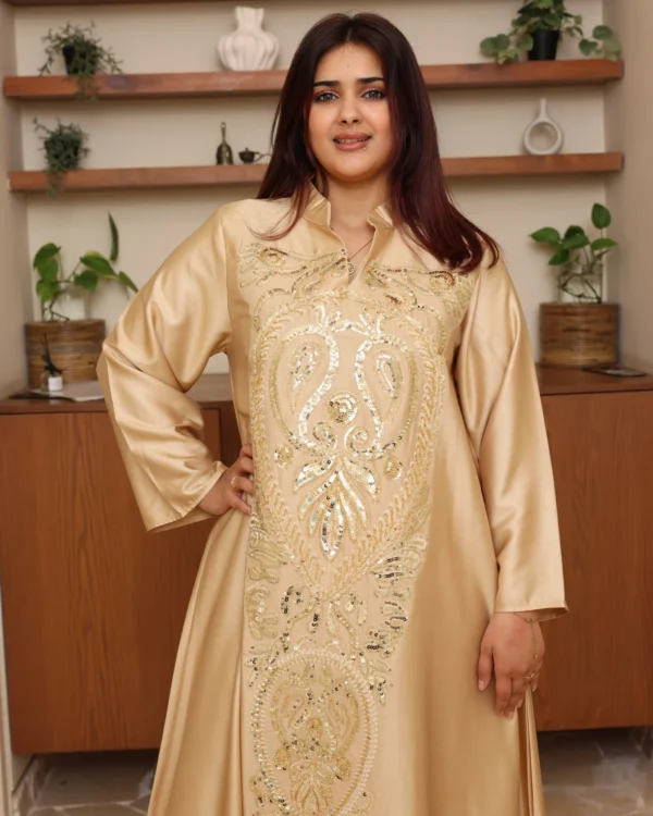 ⁦فستان ذهبي وترتر ذهبي بياقة و شك⁩ - الصورة ⁦4⁩