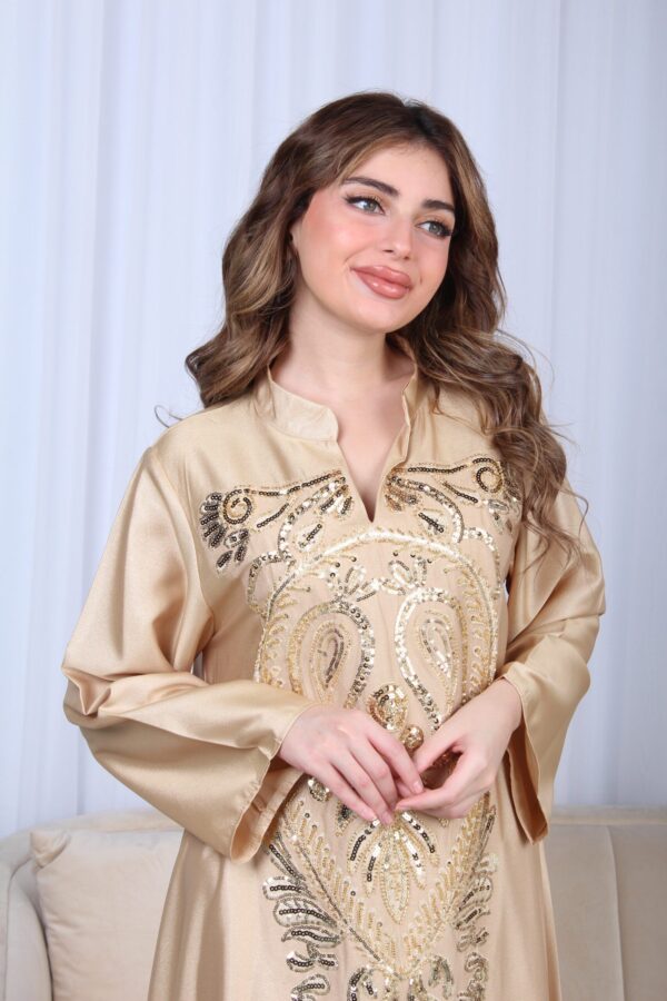 ⁦فستان ذهبي وترتر ذهبي بياقة و شك⁩ - الصورة ⁦7⁩