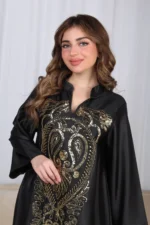 ⁦جلابية أسود وترتر ذهبي خليجيه بياقة و شك⁩ - الصورة ⁦7⁩