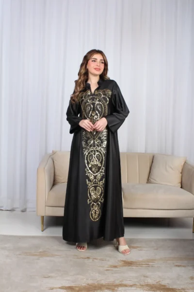 ⁦جلابية أسود وترتر ذهبي خليجيه بياقة و شك⁩ - الصورة ⁦6⁩