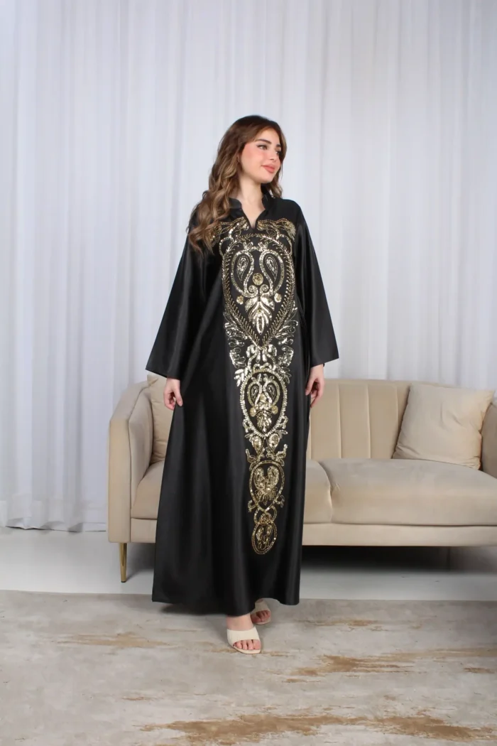 ⁦جلابية أسود وترتر ذهبي خليجيه بياقة و شك⁩ - الصورة ⁦3⁩
