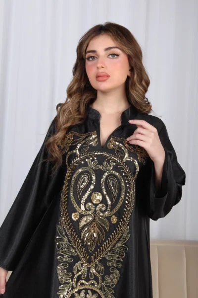 ⁦جلابية أسود وترتر ذهبي خليجيه بياقة و شك⁩ - الصورة ⁦4⁩