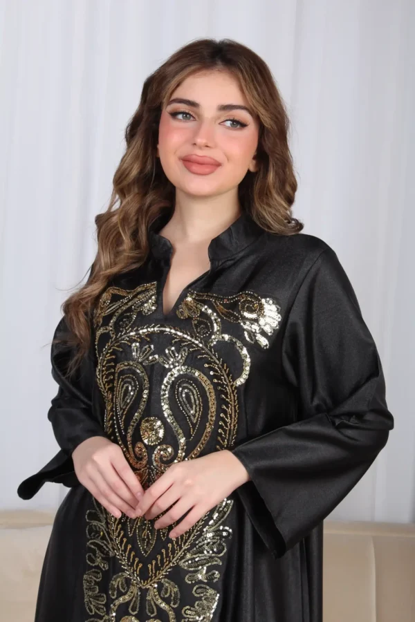 ⁦جلابية أسود وترتر ذهبي خليجيه بياقة و شك⁩ - الصورة ⁦5⁩