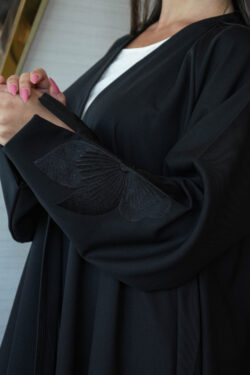 عبايات سوداء