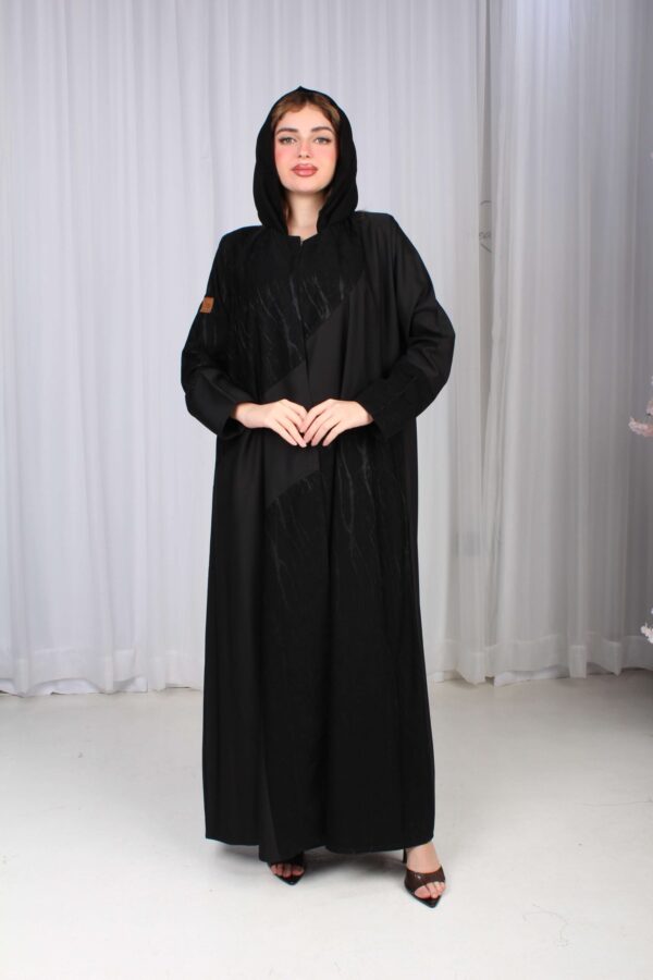 ⁦عباية فاخرة بتصميم راقٍ يجمع بين الأناقة والتميز⁩ - الصورة ⁦2⁩