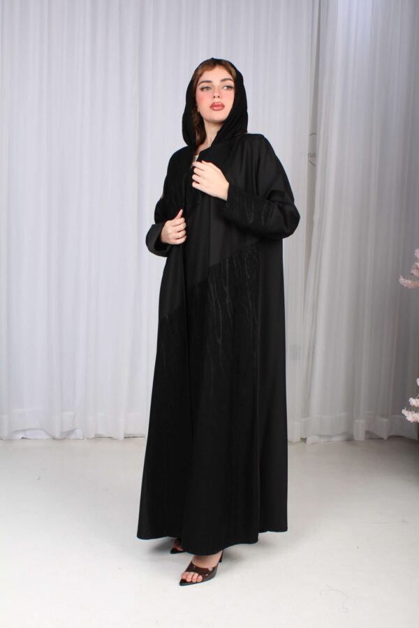 ⁦عباية فاخرة بتصميم راقٍ يجمع بين الأناقة والتميز⁩ - الصورة ⁦3⁩