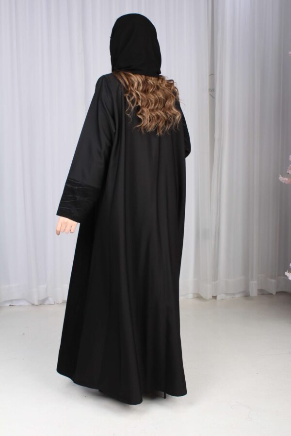 ⁦عباية فاخرة بتصميم راقٍ يجمع بين الأناقة والتميز⁩ - الصورة ⁦4⁩