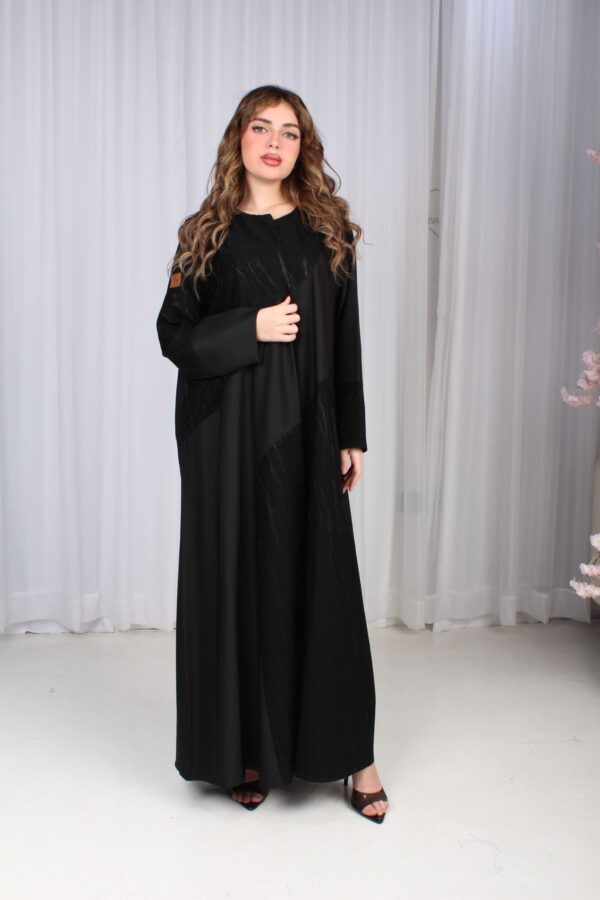 ⁦عباية فاخرة بتصميم راقٍ يجمع بين الأناقة والتميز⁩ - الصورة ⁦5⁩