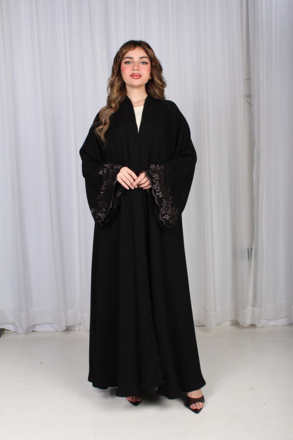 ⁦عباية بتطريز نحاسي في اكمام ورق شجرة⁩ - الصورة ⁦6⁩