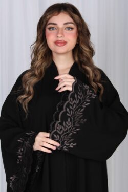 عباية بتطريز نحاسي في اكمام ورق شجرة