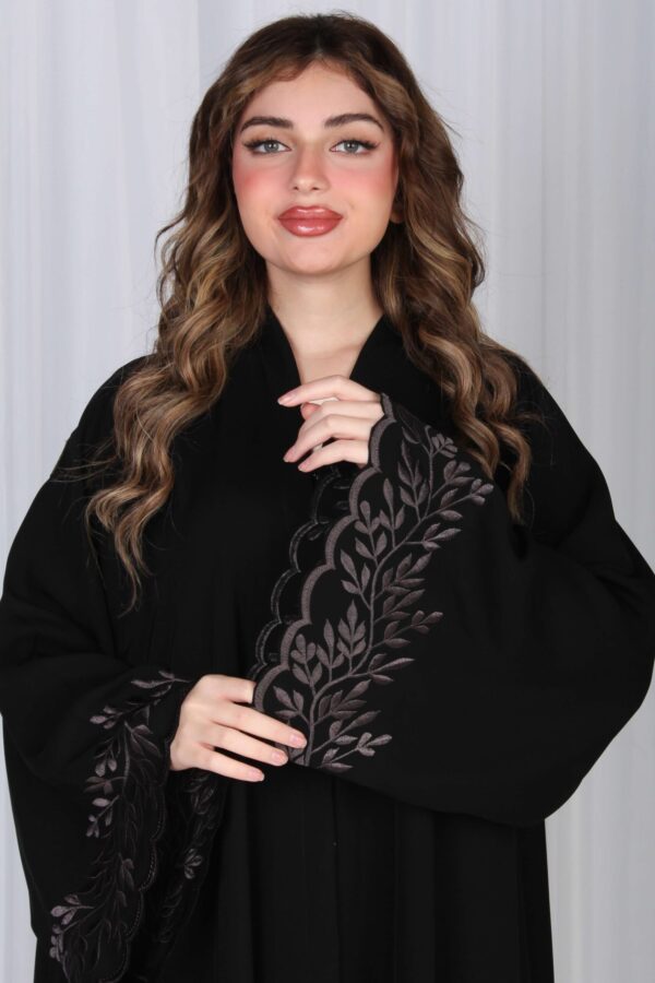 ⁦عباية بتطريز نحاسي في اكمام ورق شجرة⁩ - الصورة ⁦3⁩