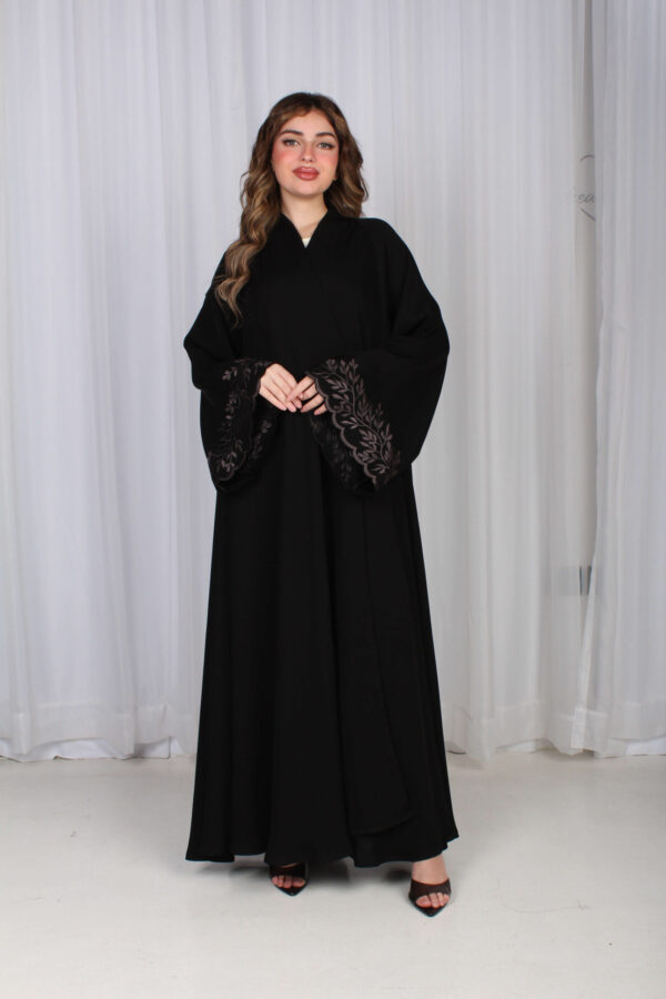 ⁦عباية بتطريز نحاسي في اكمام ورق شجرة⁩ - الصورة ⁦4⁩