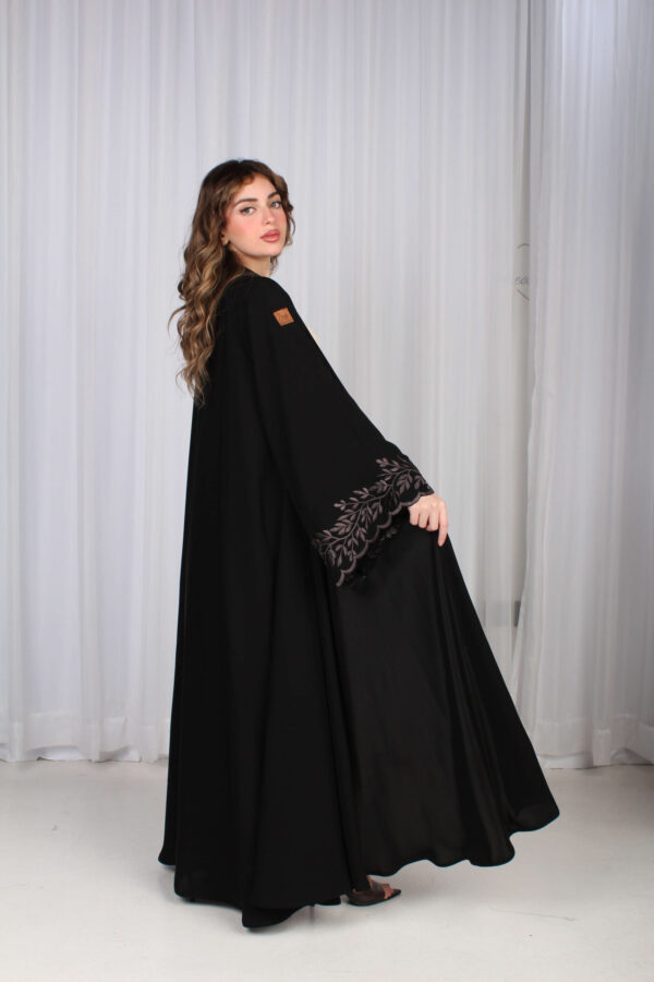 ⁦عباية بتطريز نحاسي في اكمام ورق شجرة⁩ - الصورة ⁦2⁩