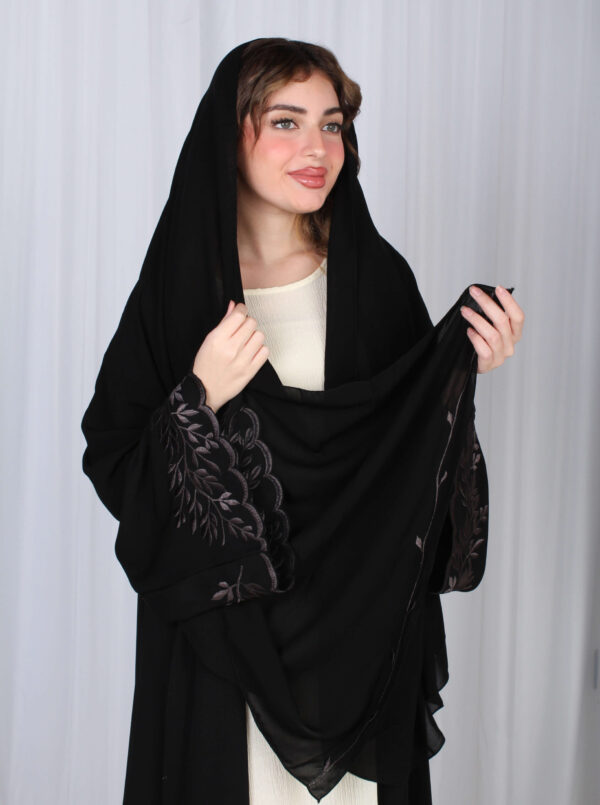 ⁦عباية بتطريز نحاسي في اكمام ورق شجرة⁩ - الصورة ⁦5⁩