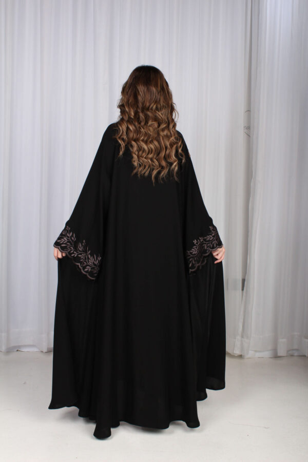 ⁦عباية بتطريز نحاسي في اكمام ورق شجرة⁩ - الصورة ⁦7⁩