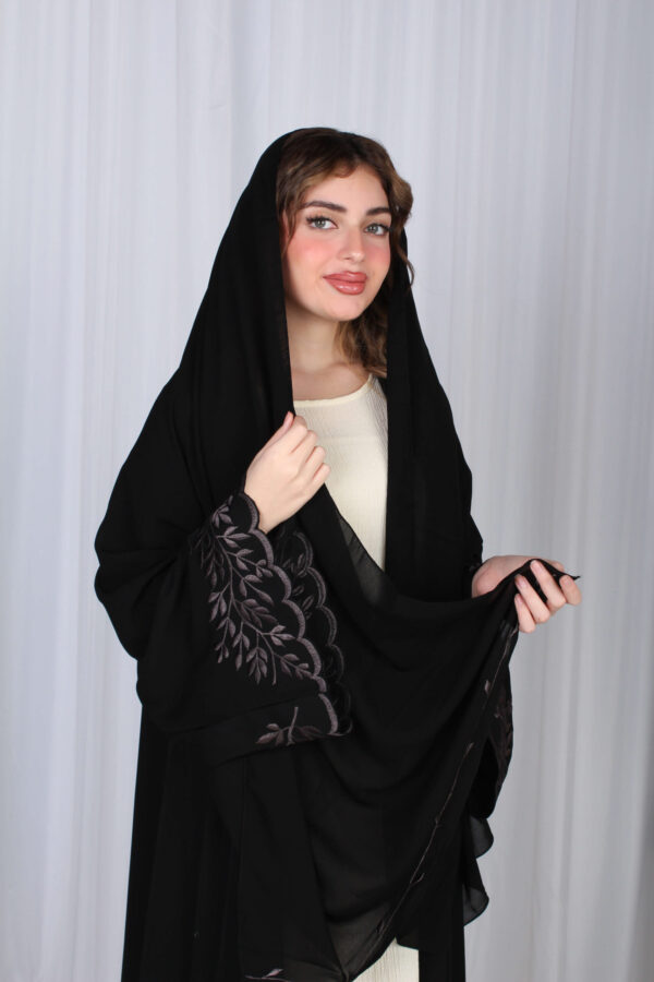 ⁦عباية بتطريز نحاسي في اكمام ورق شجرة⁩ - الصورة ⁦9⁩