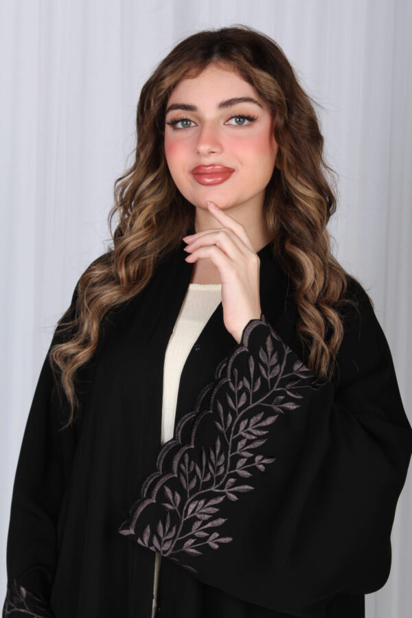 ⁦عباية بتطريز نحاسي في اكمام ورق شجرة⁩ - الصورة ⁦10⁩