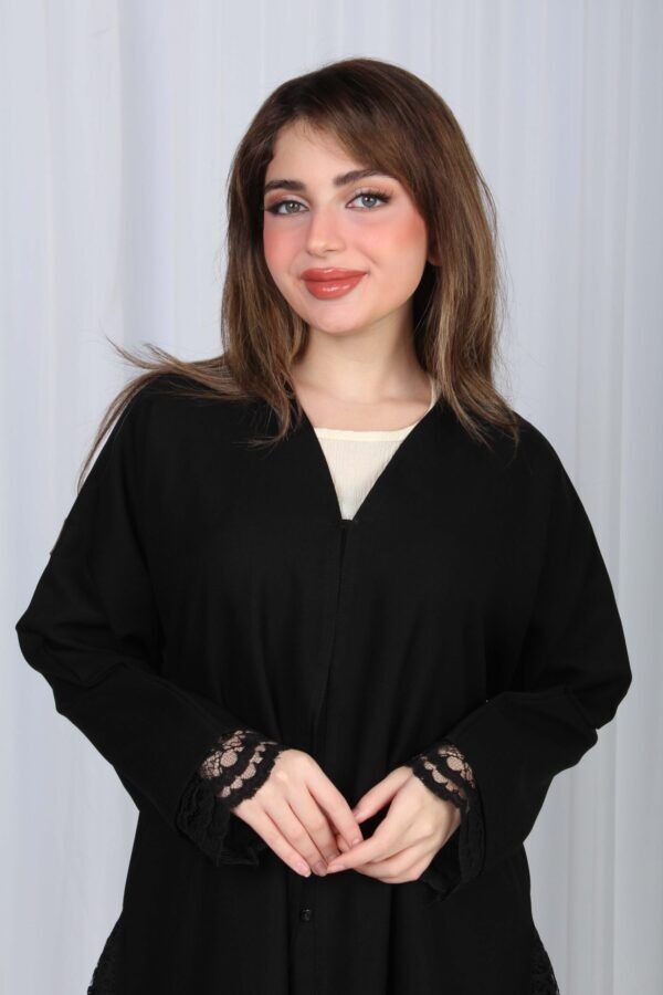 ⁦عباية دانتيل اسود بالأكمام والجوانب⁩ - الصورة ⁦4⁩