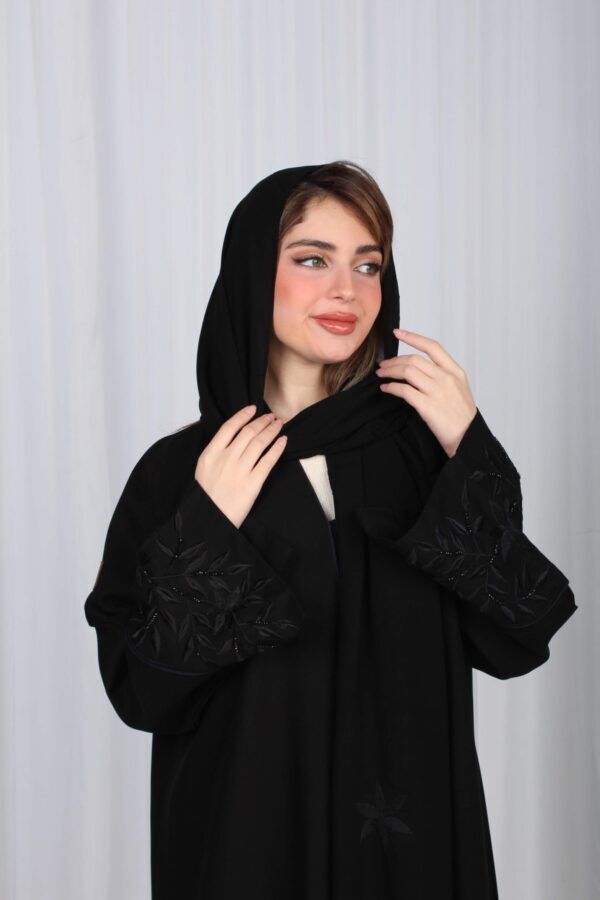 ⁦عباية لدن محدد بخط كحلي في الأكمام بشك و تطريز أسود⁩ - الصورة ⁦3⁩