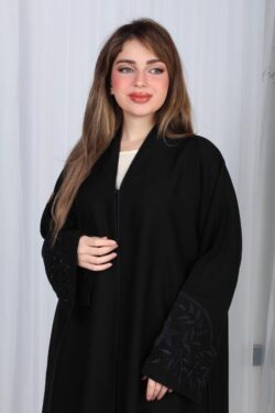 عباية الوشاح محدد بخط كحلي في الأكمام بشك و تطريز أسود