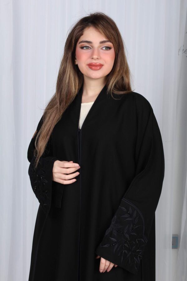 ⁦عباية لدن محدد بخط كحلي في الأكمام بشك و تطريز أسود⁩ - الصورة ⁦11⁩