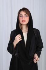 ⁦عباية بتصميم V شك اسود مع نحاسي مخفي⁩ - الصورة ⁦5⁩