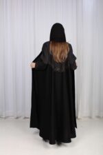⁦عباية بتصميم V شك اسود مع نحاسي مخفي⁩ - الصورة ⁦3⁩