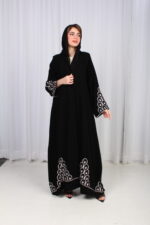 ⁦عباية بليزر بدون ياقة ورد بشك ابيض و موف⁩ - الصورة ⁦3⁩