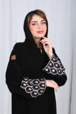 ⁦عباية بليزر بدون ياقة ورد بشك ابيض و موف⁩ - الصورة ⁦13⁩