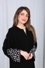 ⁦عباية بليزر بدون ياقة ورد بشك ابيض و موف⁩ - الصورة ⁦2⁩