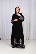 ⁦عباية بليزر بدون ياقة ورد بشك ابيض و موف⁩ - الصورة ⁦4⁩