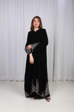 ⁦عباية بليزر بدون ياقة ورد بشك ابيض و موف⁩ - الصورة ⁦8⁩