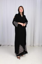 ⁦عباية بليزر بدون ياقة ورد بشك ابيض و موف⁩ - الصورة ⁦10⁩