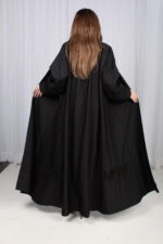 ⁦عباية ريش اسود و قيطان من اجناب⁩ - الصورة ⁦2⁩