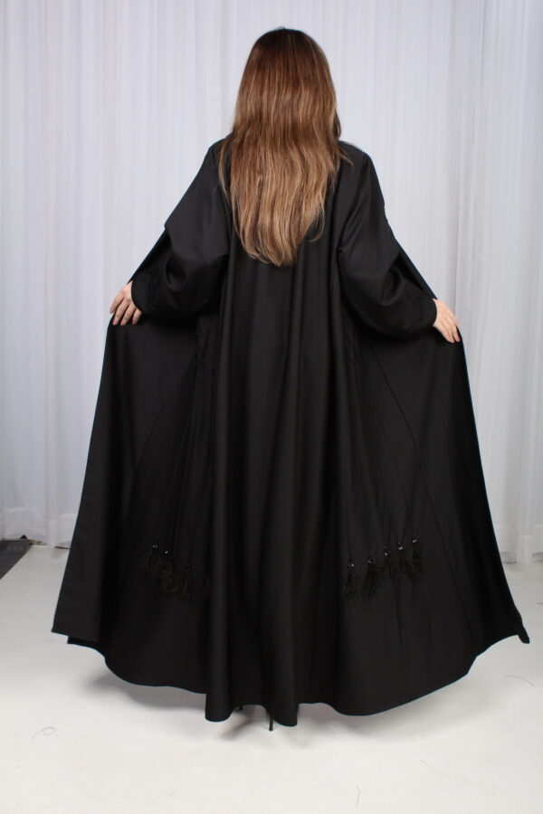 ⁦عباية ريش اسود و قيطان من اجناب⁩ - الصورة ⁦2⁩
