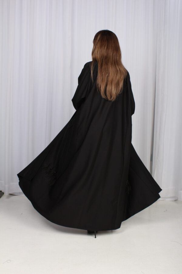 ⁦عباية ريش اسود و قيطان من اجناب⁩ - الصورة ⁦12⁩