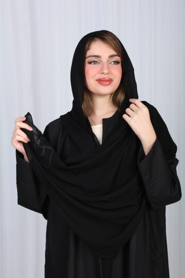 ⁦عباية ريش اسود و قيطان من اجناب⁩ - الصورة ⁦3⁩