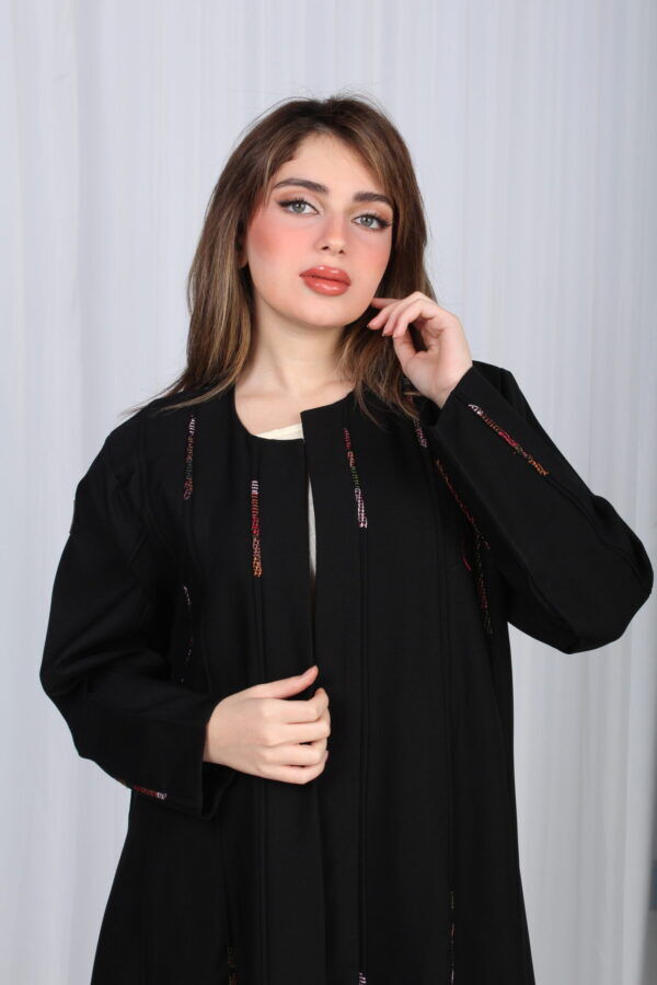 ⁦عباية كتف سلطانه محددة بدقات ملونه مميزة⁩ - الصورة ⁦5⁩