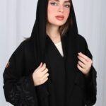 عباية الوشاح محدد بخط أسود في الأكمام بشك و تطريز أسود